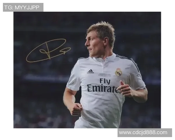 珍藏级足球球星亲笔签名秋衣展现独特荣耀与热血风采